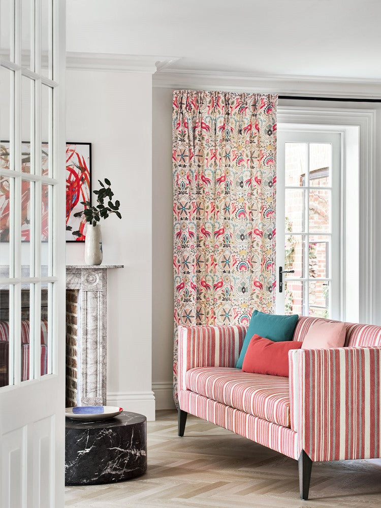 Tulsi Stripe miljöbild — Jane Churchill tyg