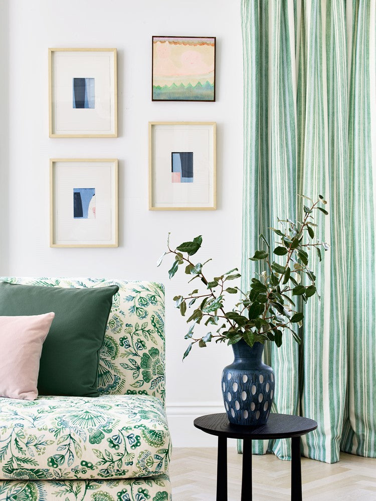 Tulsi Stripe miljöbild — Jane Churchill tyg