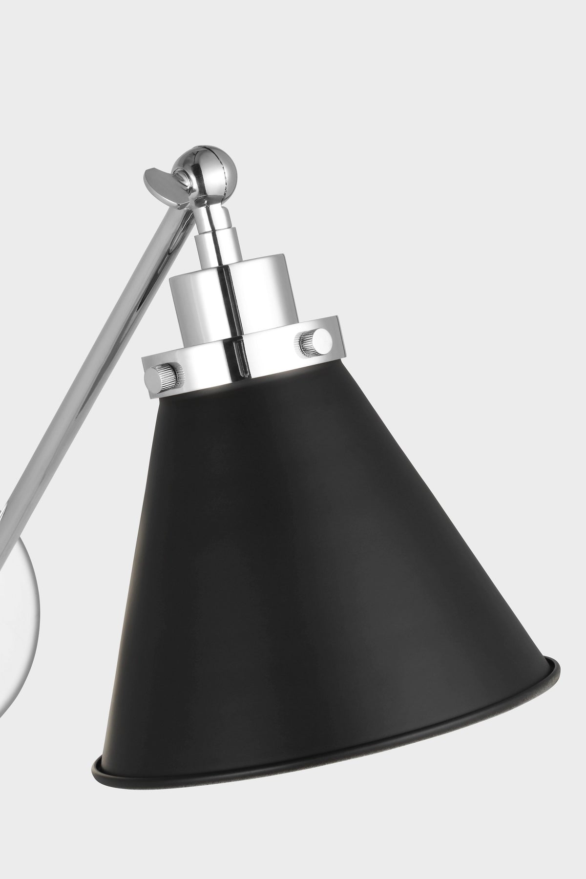 Wellfleet Single Arm Cone Task Vägglampa — Chapman & Myers for Visual Comfort & Co. — Midnight Black and Polished Nickel with Matte Black detaljbild
