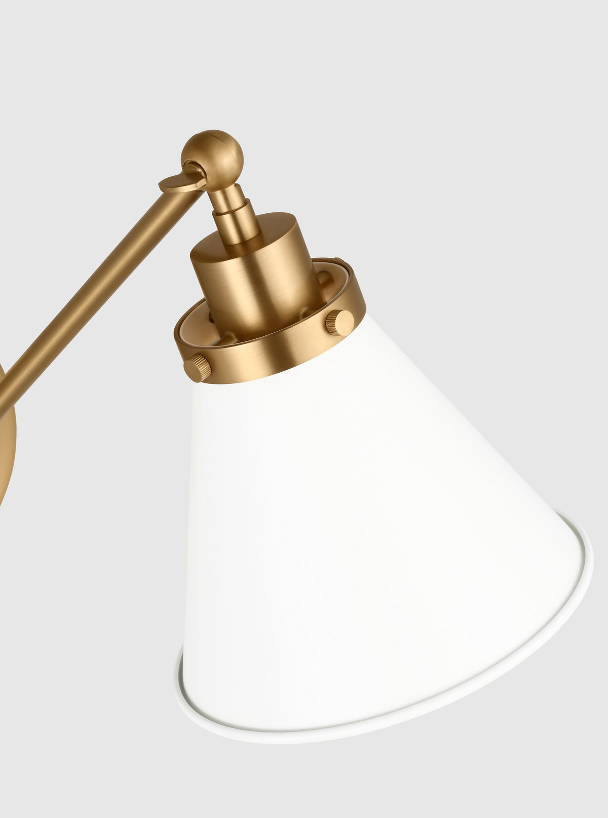 Wellfleet Single Arm Cone Task Vägglampa — Chapman & Myers for Visual Comfort & Co. — Matte White and Burnished Brass with Matte White detaljbild