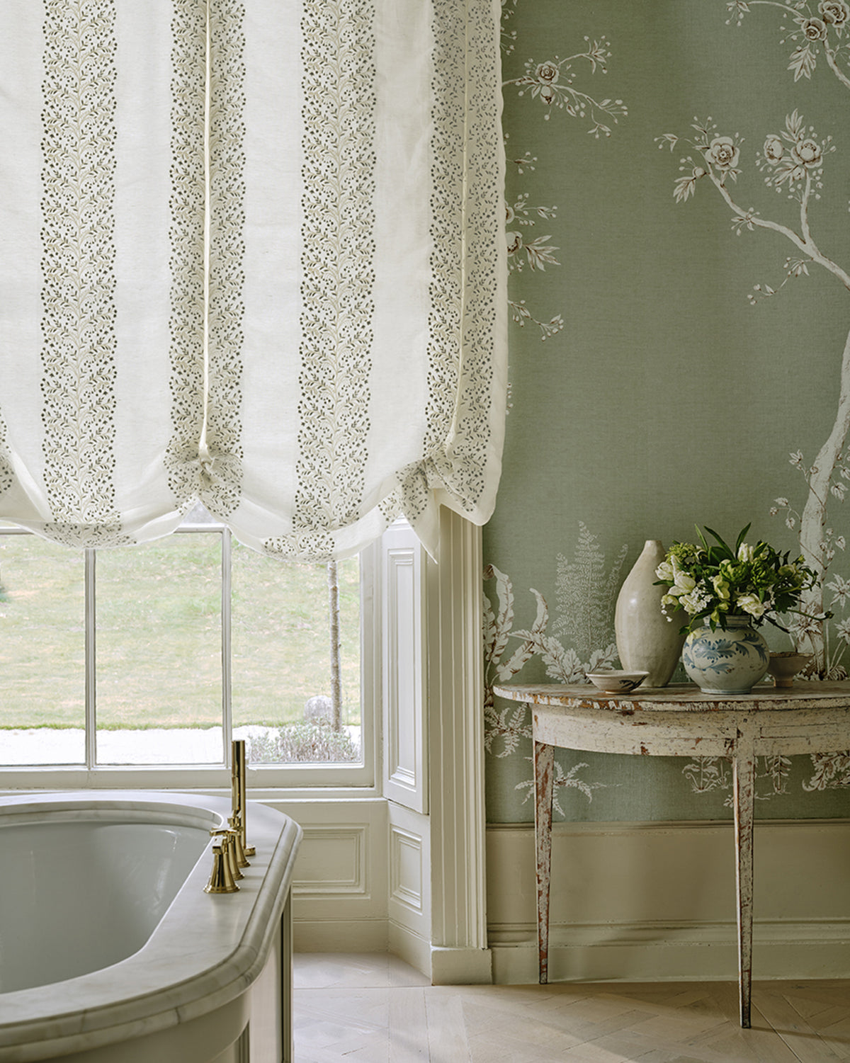 Wren Stripe miljöbild — Colefax & Fowler tyg