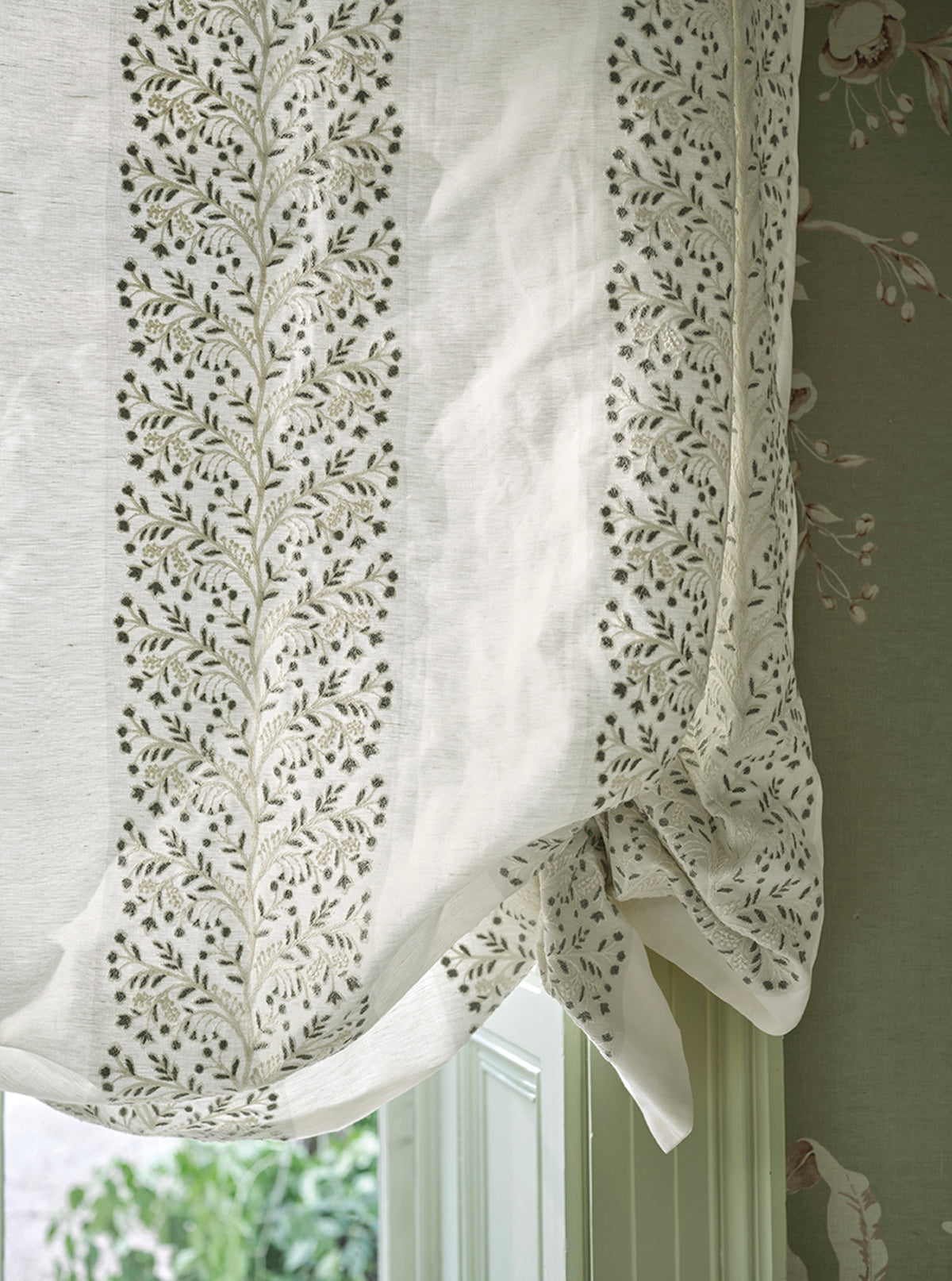 Wren Stripe miljöbild — Colefax & Fowler tyg