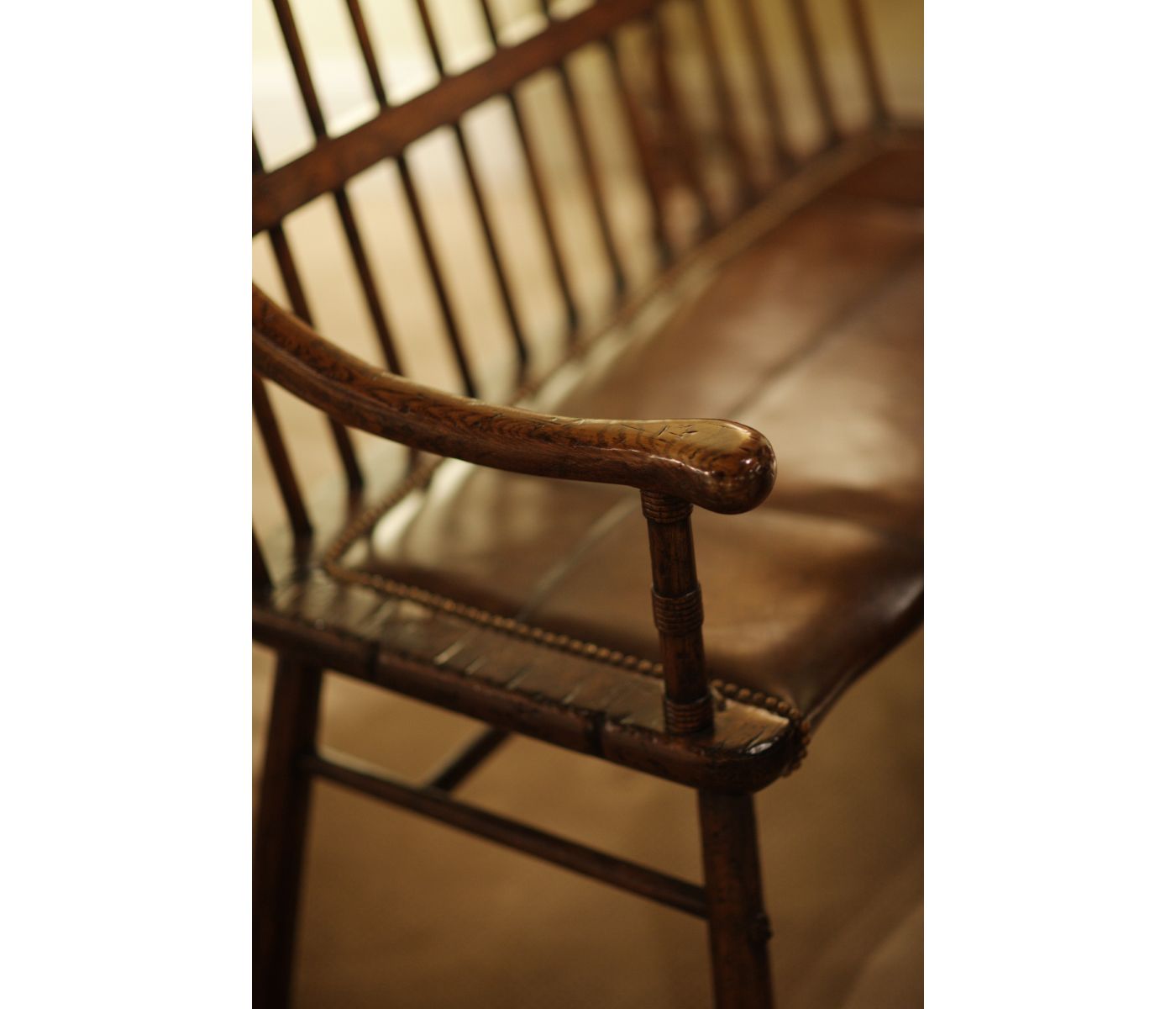 Lade das Bild in den Galerie-Viewer, Forest Tudor Oak Bench with Leather Seat
