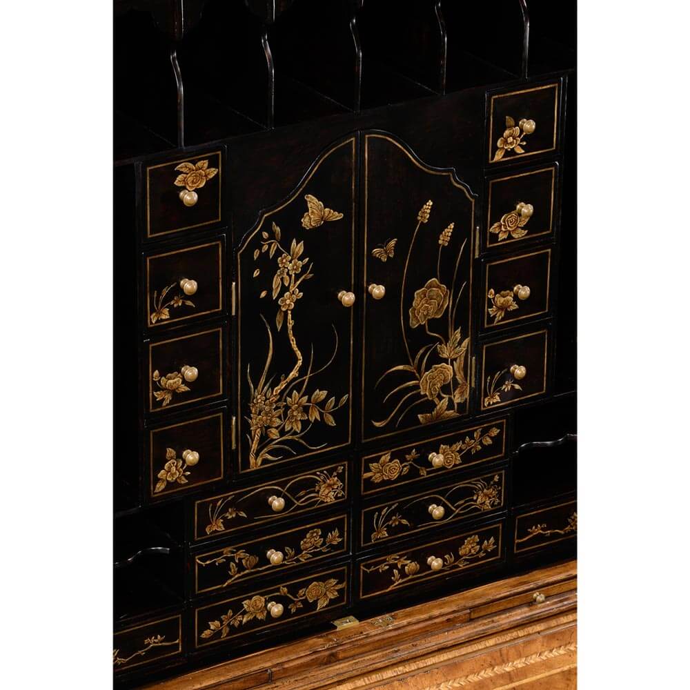 Queen Anne sekretär i valnöt med Chinoiserie interiör