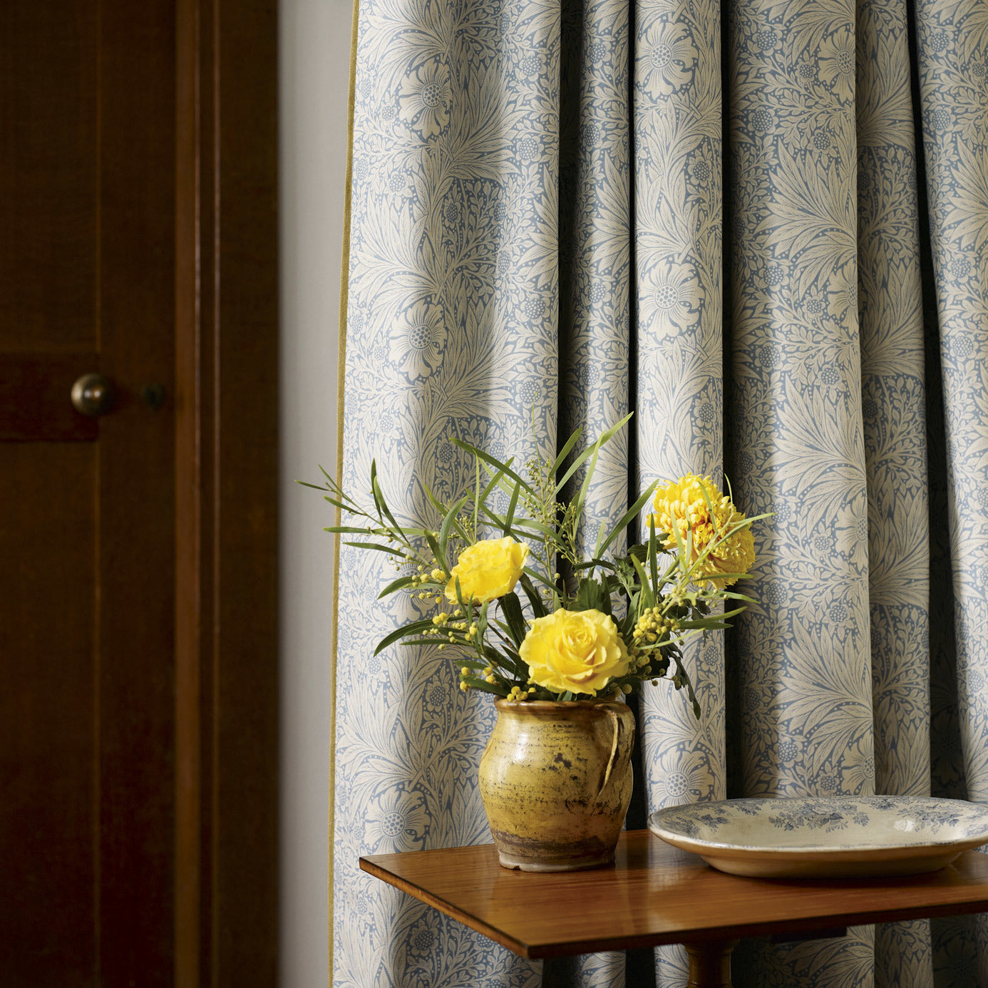 Morris and Co Tyg Marigold Olive Linen