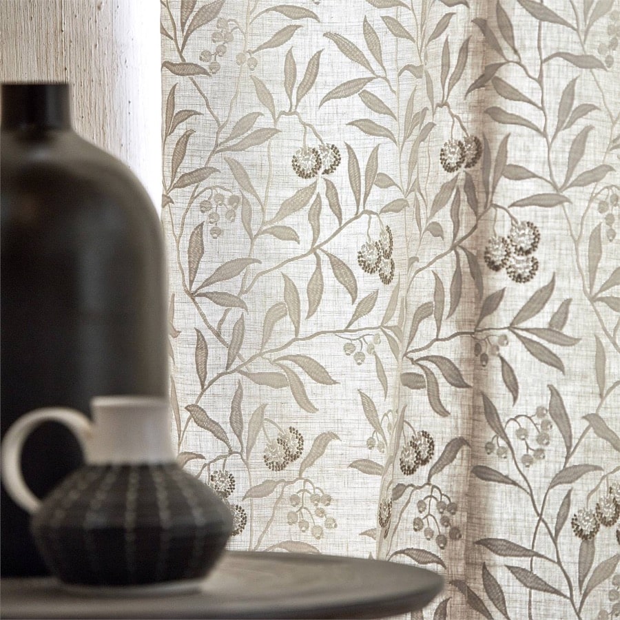 Morris and Co Tyg Pure Arbutus Embroidery White Clover