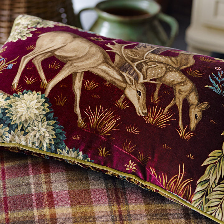 Morris and Co Tyg The Brook Tapestry Red