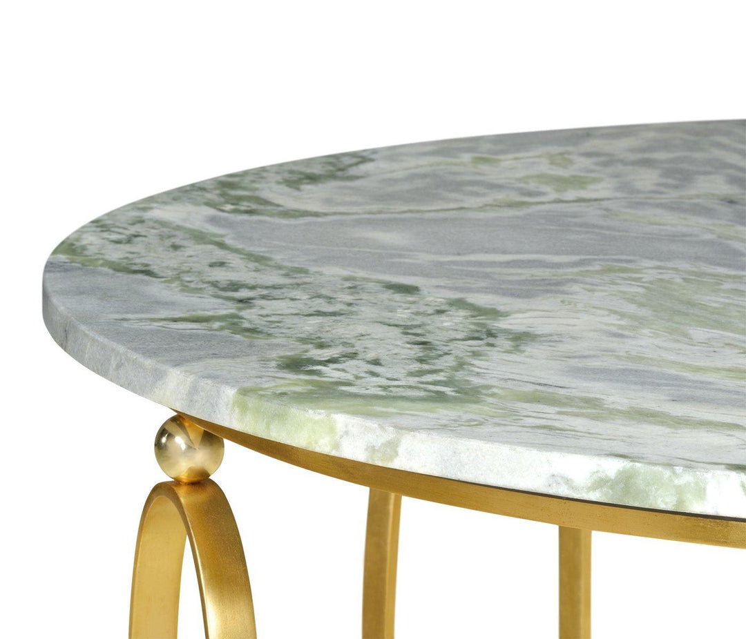 Nykyaikainen keskipöytä vihreällä marmorilevyllä