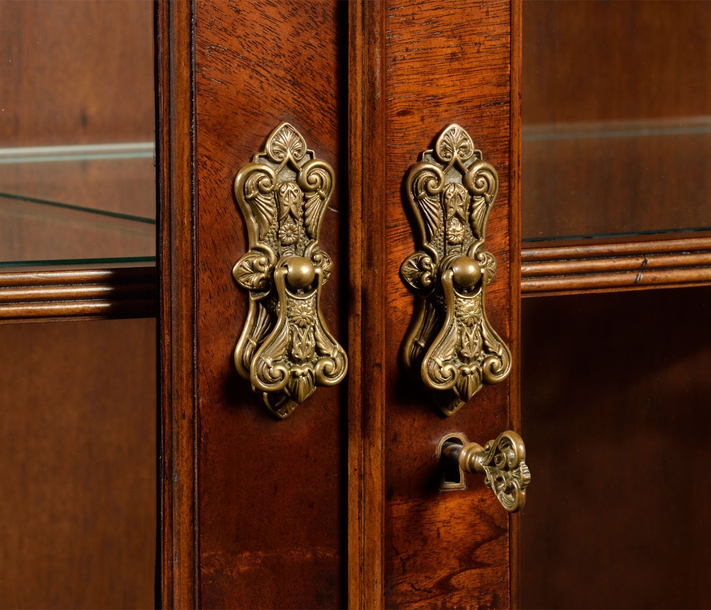 Vitrinskåp Architrave