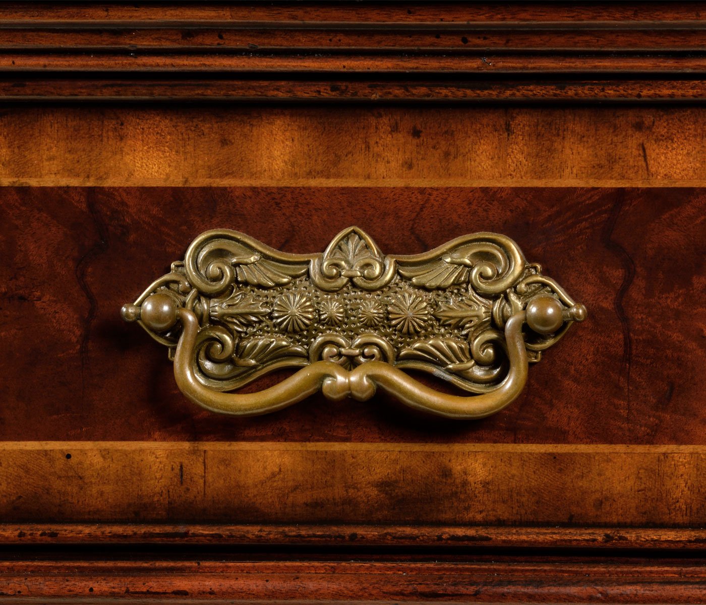 Vitrinskåp Architrave